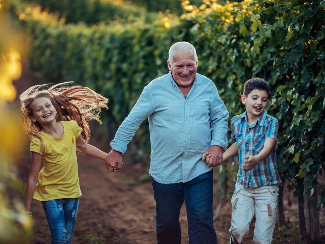 Grandad and Grandchildren 2377374783 aspect ratio 400 300