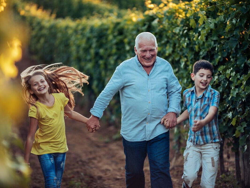 Grandad and Grandchildren 2377374783 aspect ratio 400 300