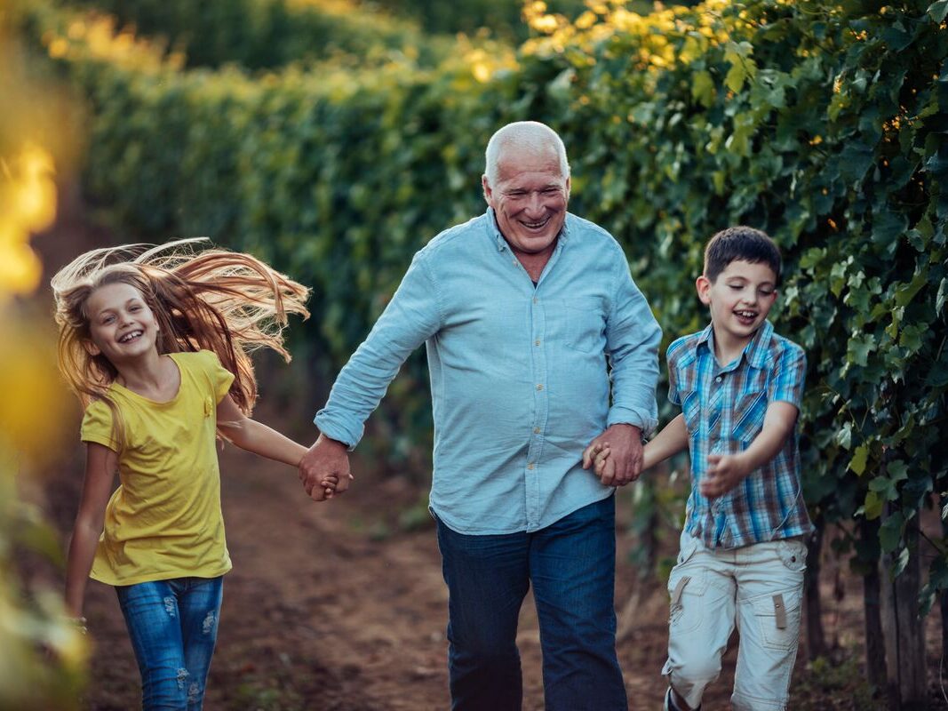 Grandad and Grandchildren 2377374783 aspect ratio 400 300